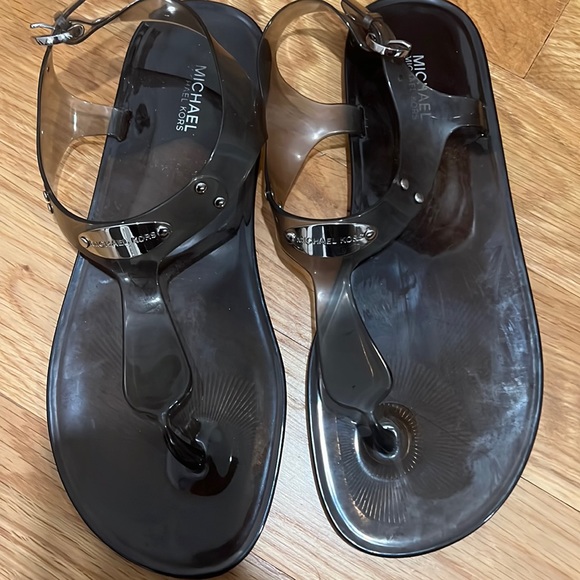MICHAEL KORS Plate Thong Sandals 8